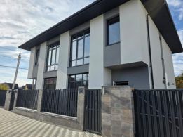 Будівництво будинків та дуплексів